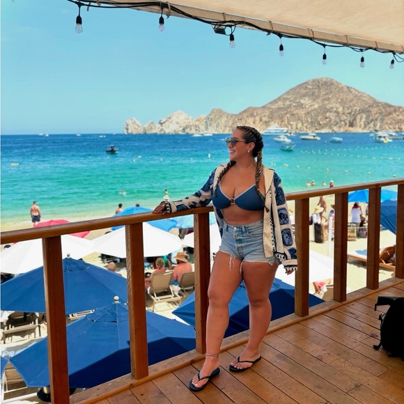 Meet your Posher, Alyssa - Picture 2 of 10